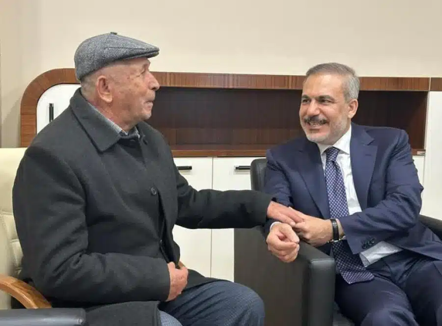 Bakan Fidan, Şehit Ömer Halisdemir’in babasıyla görüştü Dışişleri Bakan Yardımcısı Nuh Yılmaz, X hesabından yaptığı paylaşımda, Fidan’ın,