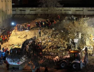 Konya’da 4 katlı bina çöktü: Bir kişi yaşamını yitirdi, üç kişi sağ kurtarıldı