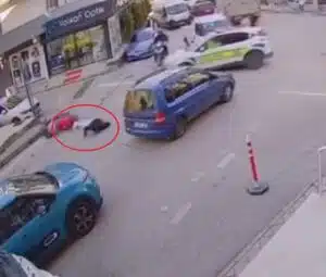 Bursa’nın Yıldırım ilçesi Değirmenönü Mahallesi’nde motosikletli bir sürücü, polis ekiplerinin