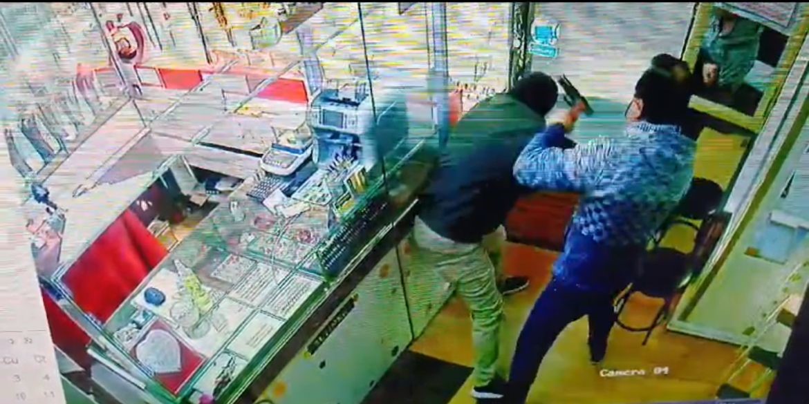 Bursa’nın Osmangazi ilçesi Gülbahçe Mahallesinde kuyumculuk yapan Tamer Ekim, dükkanda