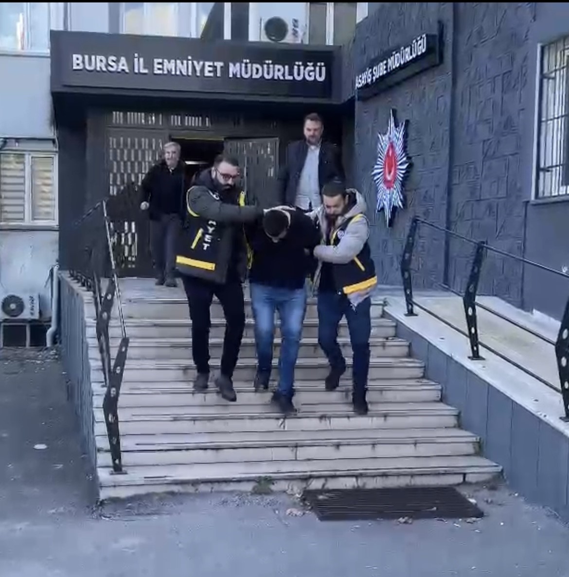 Olay, dün saat 23.00 sıralarında merkez Yıldırım ilçesi Şirinevler Mahallesi’nde