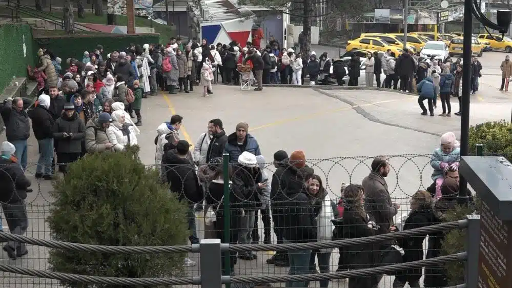 Hafta sonu Uludağ’da, otelde konaklayanların yanı sıra günübirlikçilerin de gelmesiyle