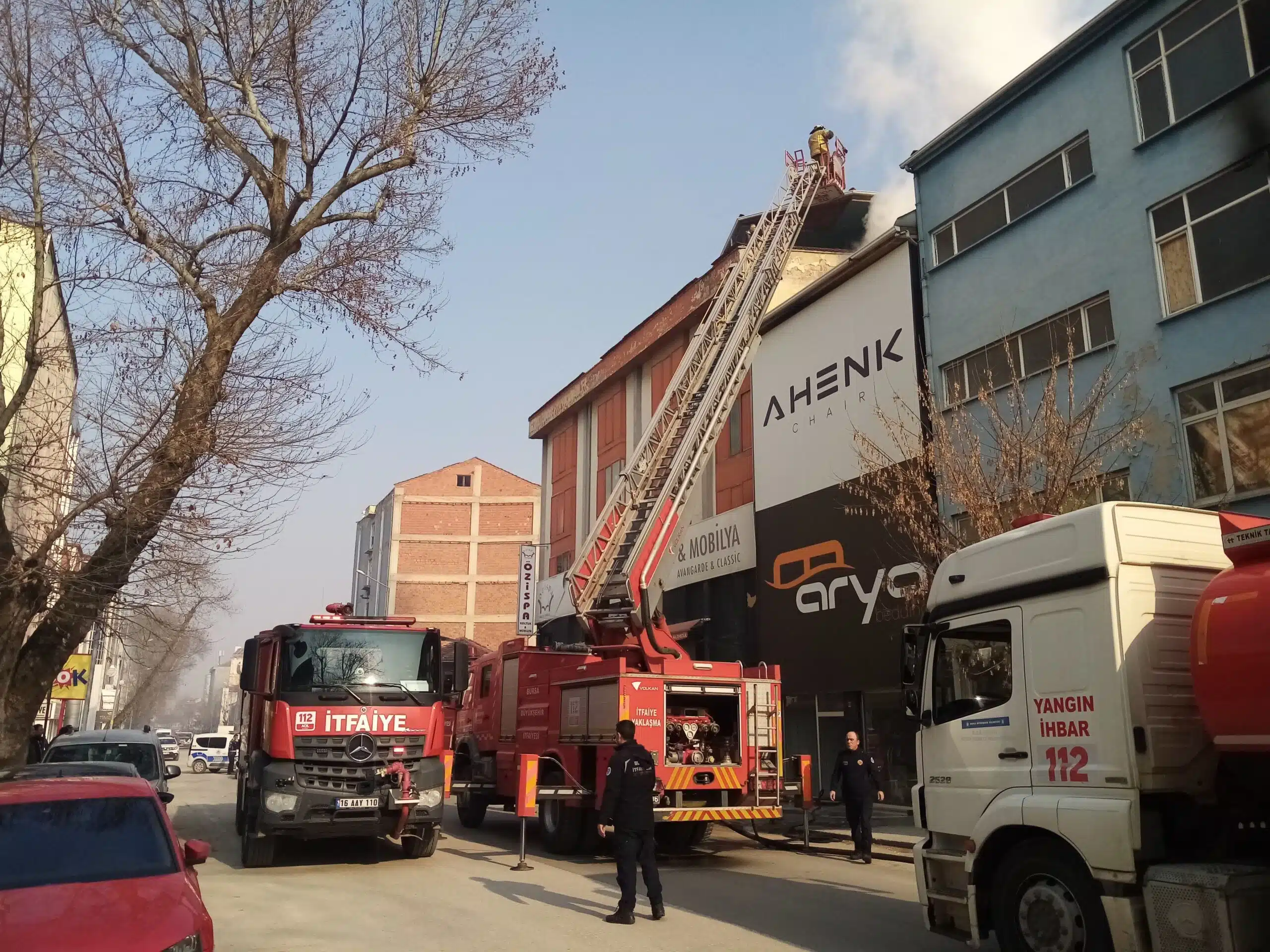 İnegöl’de mobilya imalathanesinde yangın… Yangın, saat 12.30 sıralarında Mahmudiye Mahallesi