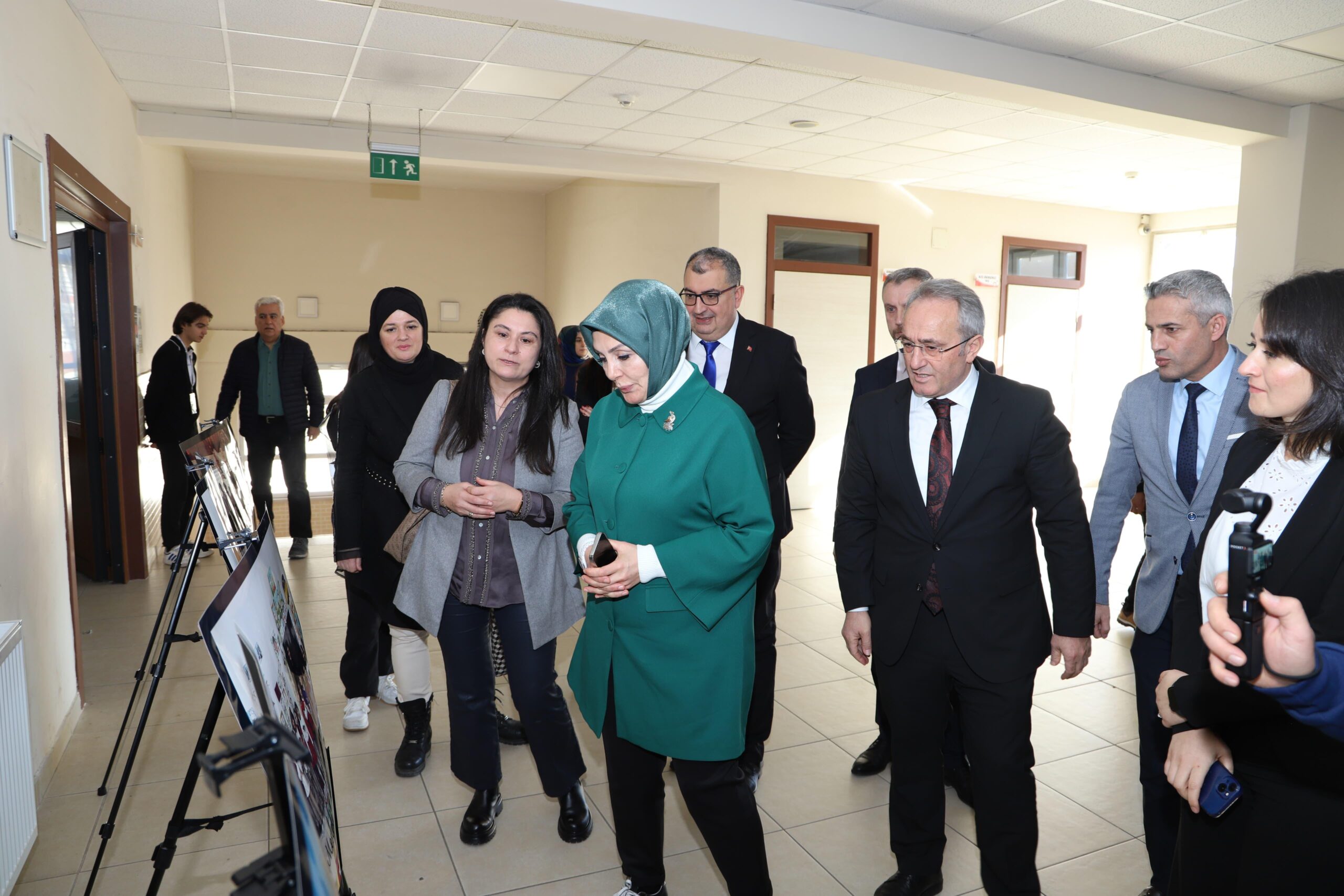 Programda, okulun rehber öğretmeni Anıl Mestan tarafından bir sunum yapıldı.