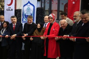 Bursa’daki yaşlı ve engelli ihtiyaç sahiplerine hizmet veren Emrah-Hatun Yılmaz
