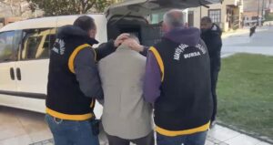 Bursa‘nın Osmangazi ilçesinde devriye atan Güven Timleri, aranması olan şahıslara