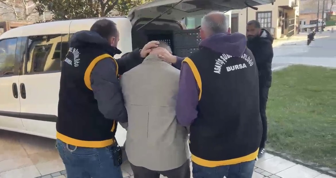 Bursa‘nın Osmangazi ilçesinde devriye atan Güven Timleri, aranması olan şahıslara