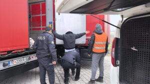 Bursa’nın İnegöl ilçesinde polis ekipleri, Avrupa ülkelerine kaçmaya çalışan 3