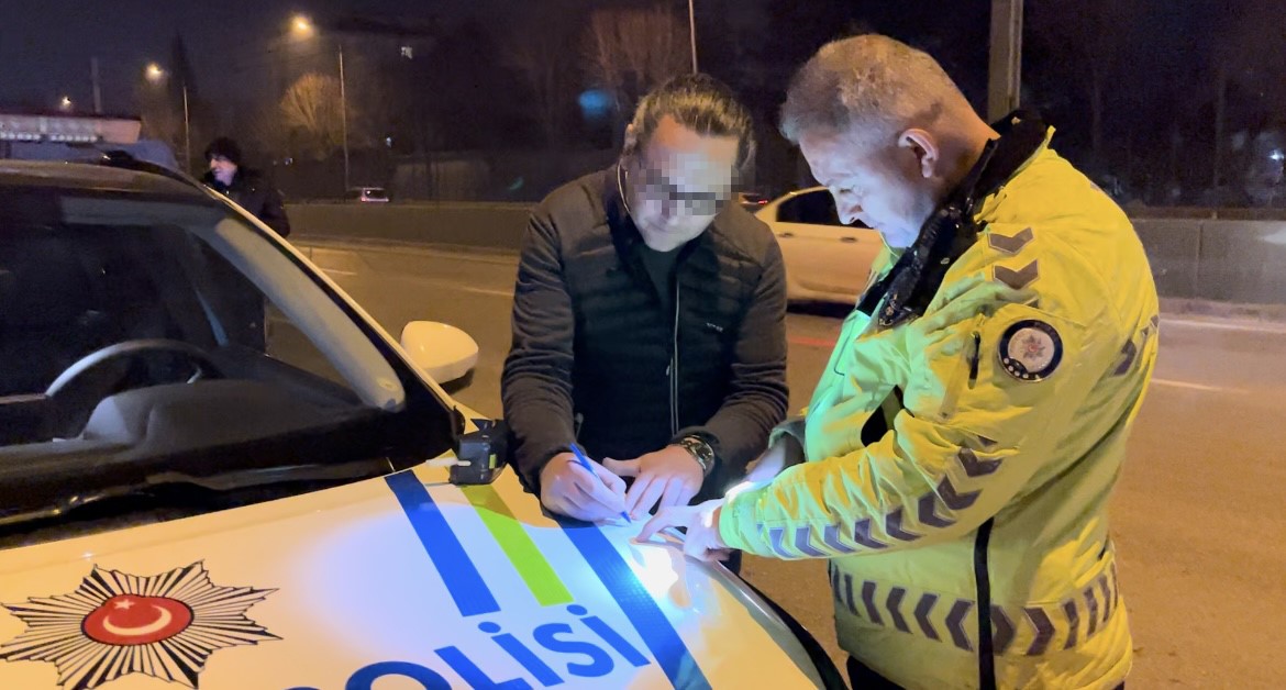 Bursa’da trafiği tehlikeye düşüren sürücülere karşı denetimleri sıklaştıran polis ekipleri,