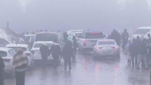 Ziyaretçileri zirveye çıkaran tur otobüsleri, otoparklarda kar temizliği yapılmadığı için