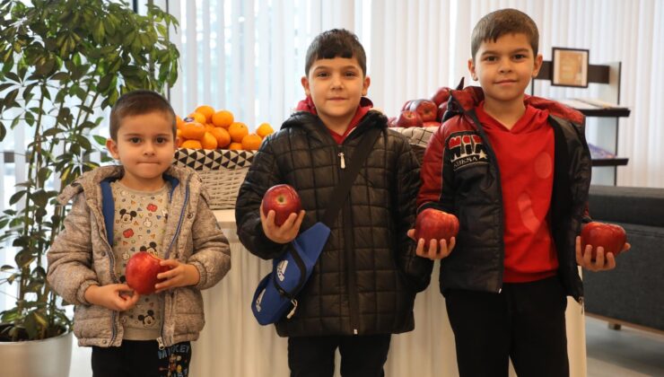 İnegöl Belediyesi’nden öğrencilere sınav öncesi vitamin ikramı!