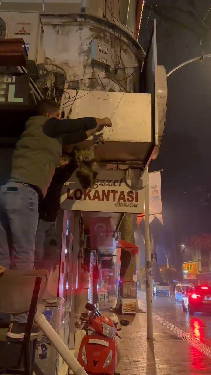 Olay, saat 01.30 sularında Kılıçaslan Caddesi’nde meydana geldi. Gece saatlerinde