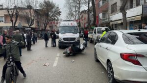 Kaza, saat 12.30 sıralarında Atatürk Caddesi’nde meydana geldi. Motosiklet sürücüsü