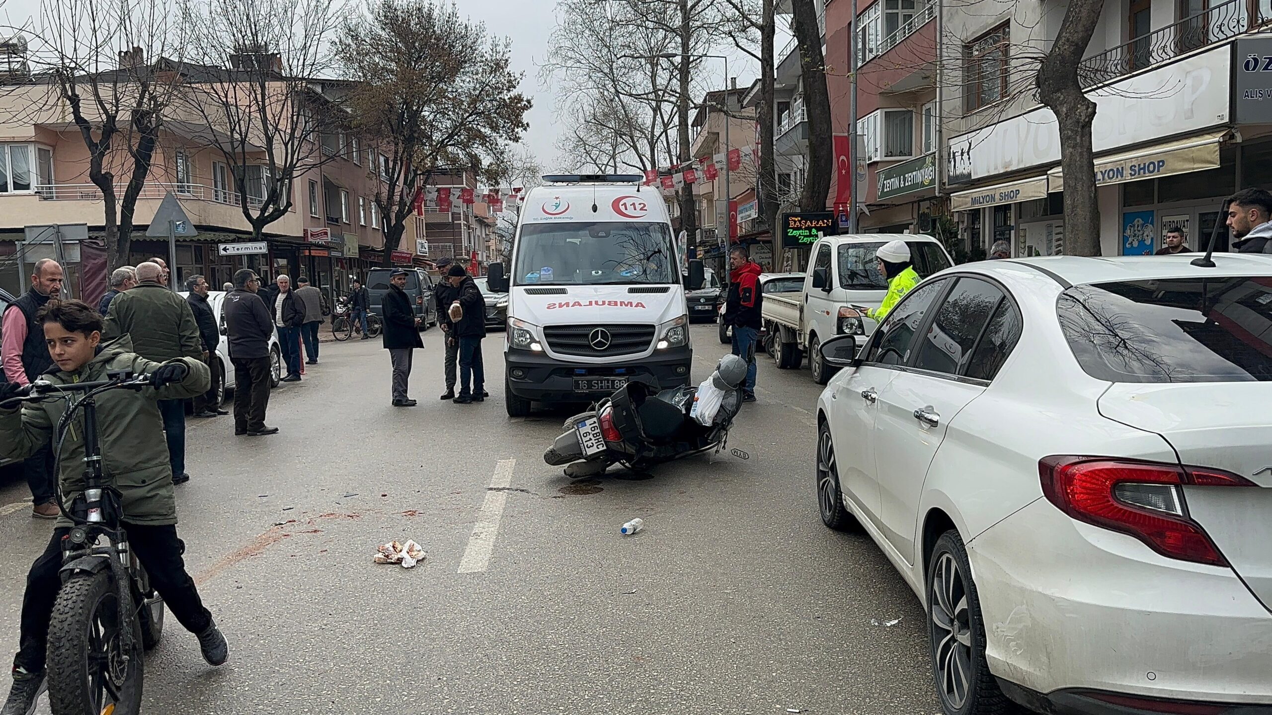 Kaza, saat 12.30 sıralarında Atatürk Caddesi’nde meydana geldi. Motosiklet sürücüsü