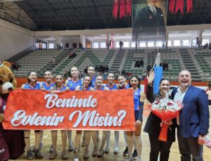 Bursa’da voleybol maçında sürpriz evlenme teklifi!