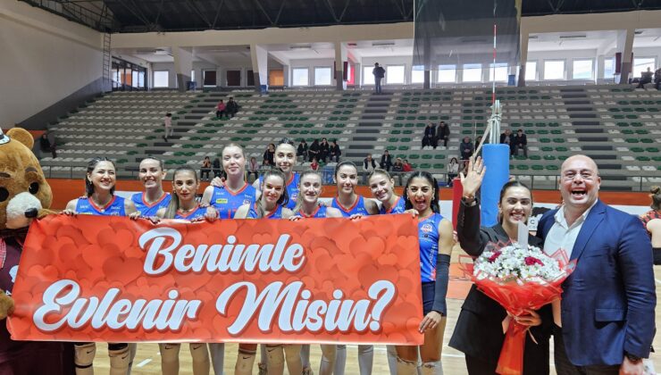 Bursa’da voleybol maçında sürpriz evlenme teklifi!