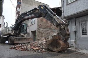 Vatandaşlardan gelen talep ve şikâyetleri değerlendirmeye alan belediye ekipleri, Eşref