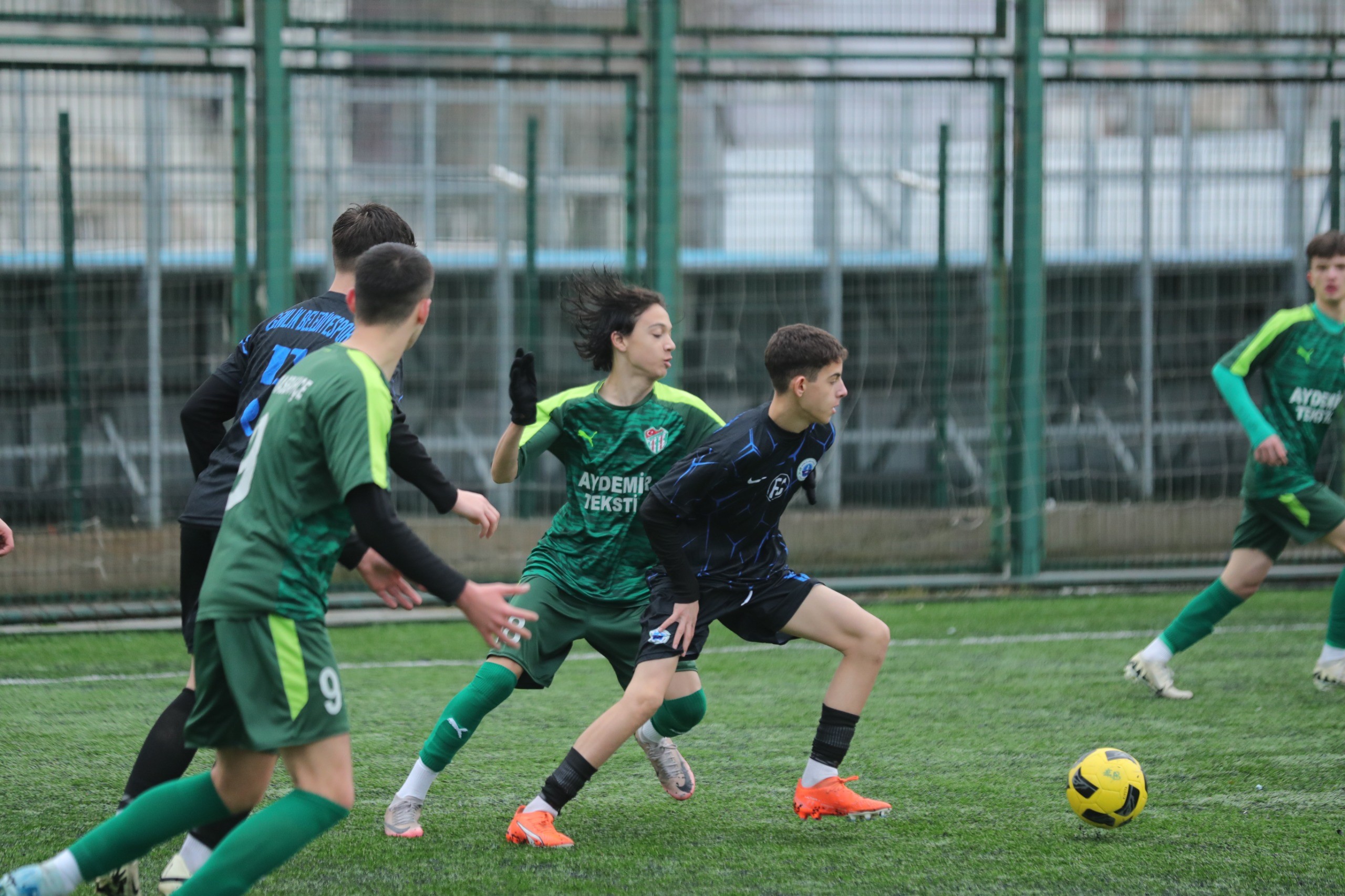 U16 liginin dikkat çeken takımı Gemlik Belediyespor, durdurulamıyor. Sahasında ve