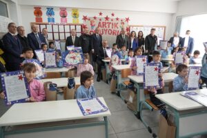 Lütfi Banuşoğlu İlkokulu’nda düzenlenen yarıyıl karne dağıtım programına katılan Bursa