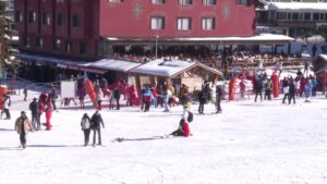 Yeni yılla birlikte beyaz örtüsünü kuşanan Uludağ’da yarıyıl tatili öncesi