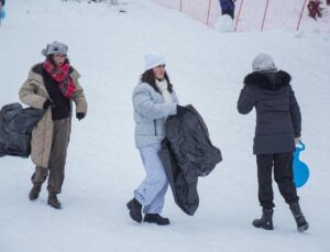 Bursa Uludağ’da 5 liralık poşetle kayak keyfi