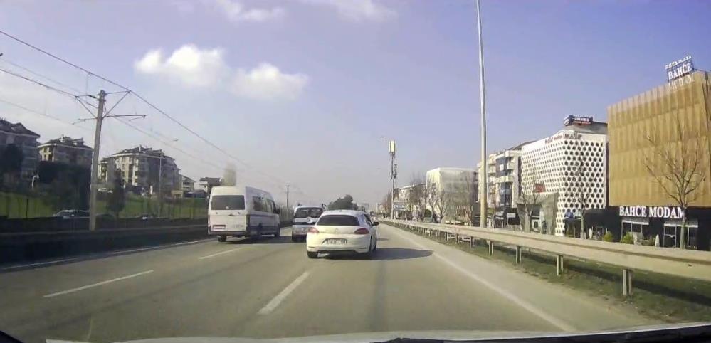 Merkez Nilüfer ilçesi İzmir Yolu Caddesi üzerinde meydana geldi. Sürücüsü