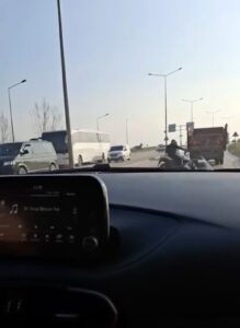 Bursa‘da seyir halindeki otomobilde bulunan bir vatandaş, sosyal medya için