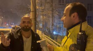 Bursa‘da uygulama yapan trafik ekiplerine yakalanan sürücü, polislerin meslektaşı olduğunu,
