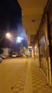 Bursa‘nın Karacabey ilçesinde gece saatlerinde gerçekleşen olayda, kıvılcımların etkisi sokak
