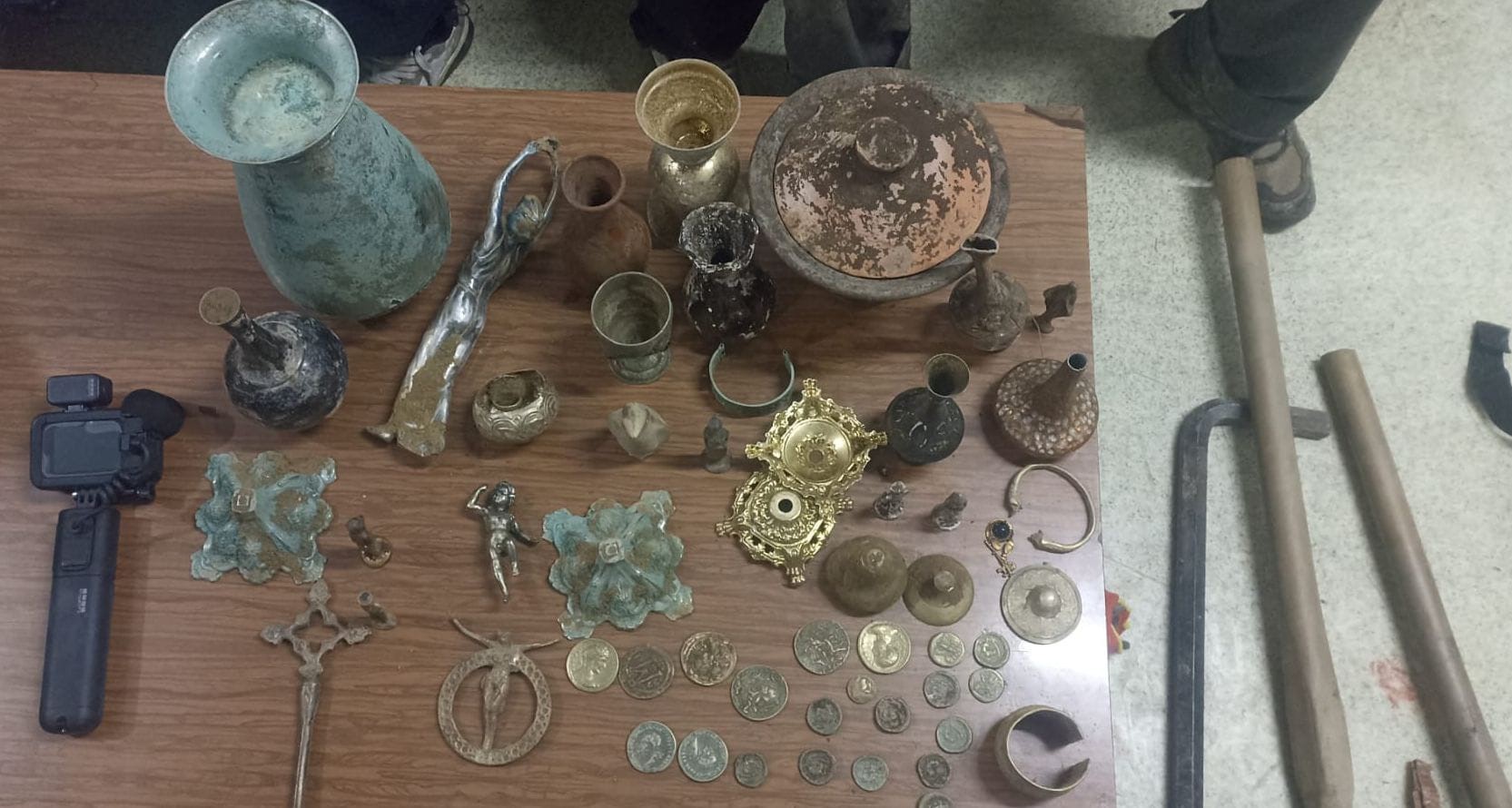 Bursa’nın Orhaneli ilçesi Kurtoğlu mevkiinde kaçak kazı yapıp tarihi eserleri