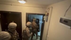 Bursa Asayiş Şube Müdürlüğüne bağlı ekipler, aranması olan şüphelilere yönelik