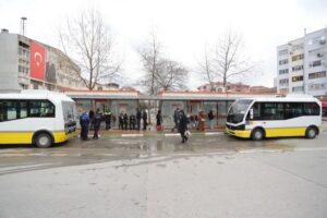 Ekipler tarafından yürütülen çalışmalar çerçevesinde, başta okul bahçelerindeki kuruyan ağaç