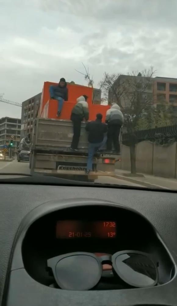 Olay, merkez Osmangazi ilçesinde meydana geldi. Sürücüsü ve plakası henüz