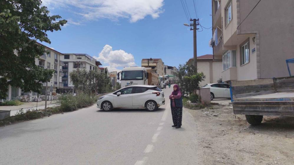 Orhangazi’de Hürriyet Mahallesinden kale yoluna doğru giden güzergahı kullanan ağır