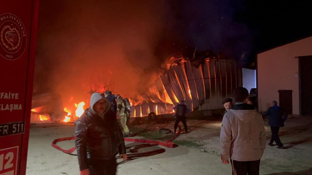 Yangın, 00.30 sıralarında merkez Nilüfer ilçesi Tahtalı Mahallesi Ficonoz Sokak