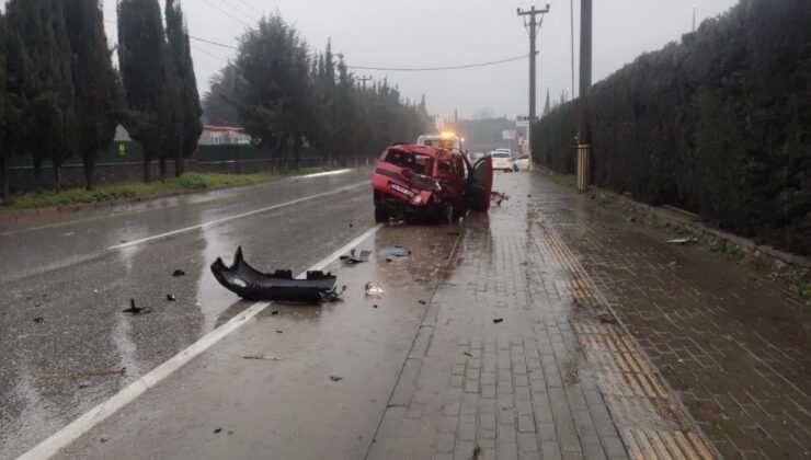 Bursa’da ağaca çarpan araçtaki 2 kişi yaralandı