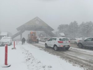 Kış turizminin önemli merkezlerinden Uludağ’da kar yağışı etkisini gösterdi. Tipi