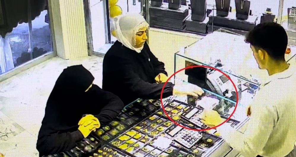 Bursa’nın Yıldırım ilçesinde bir kuyumcuyu soymak için gelen 3 hırsız,