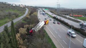 Bursa’nın Osmangazi ilçesi Çağlayan Köyü mevkiinde otobanda seyir halindeki TIR