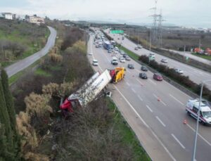 Bursa’da kontrolden çıkan TIR refüje uçtu!