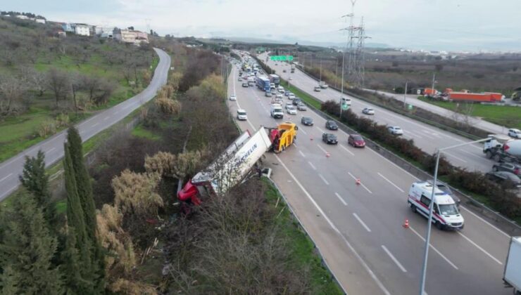 Bursa’da kontrolden çıkan TIR refüje uçtu!