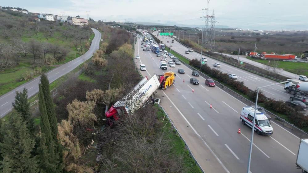 Bursa’nın Osmangazi ilçesi Çağlayan Köyü mevkiinde otobanda seyir halindeki TIR