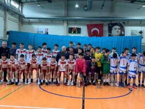Macide Gazioğlu Kükürtlü Ortaokulu, bir günde 3 farklı şampiyonluk yaşadı.