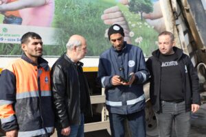 Atatürk Caddesi’nde çöp konteynerlerini kamyona yüklediği sırada yerde bir cüzdan