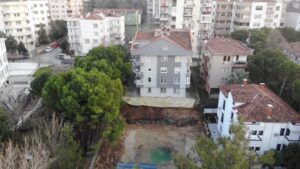 Bursa’nın Nilüfer ilçesi Konak mahallesinde bulunan 4 katlı bir binanın
