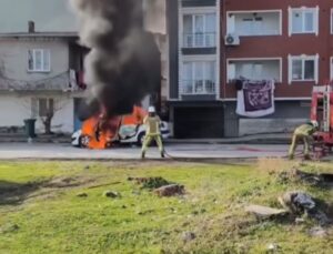 Bursa’da park halindeki araç alev topuna döndü!