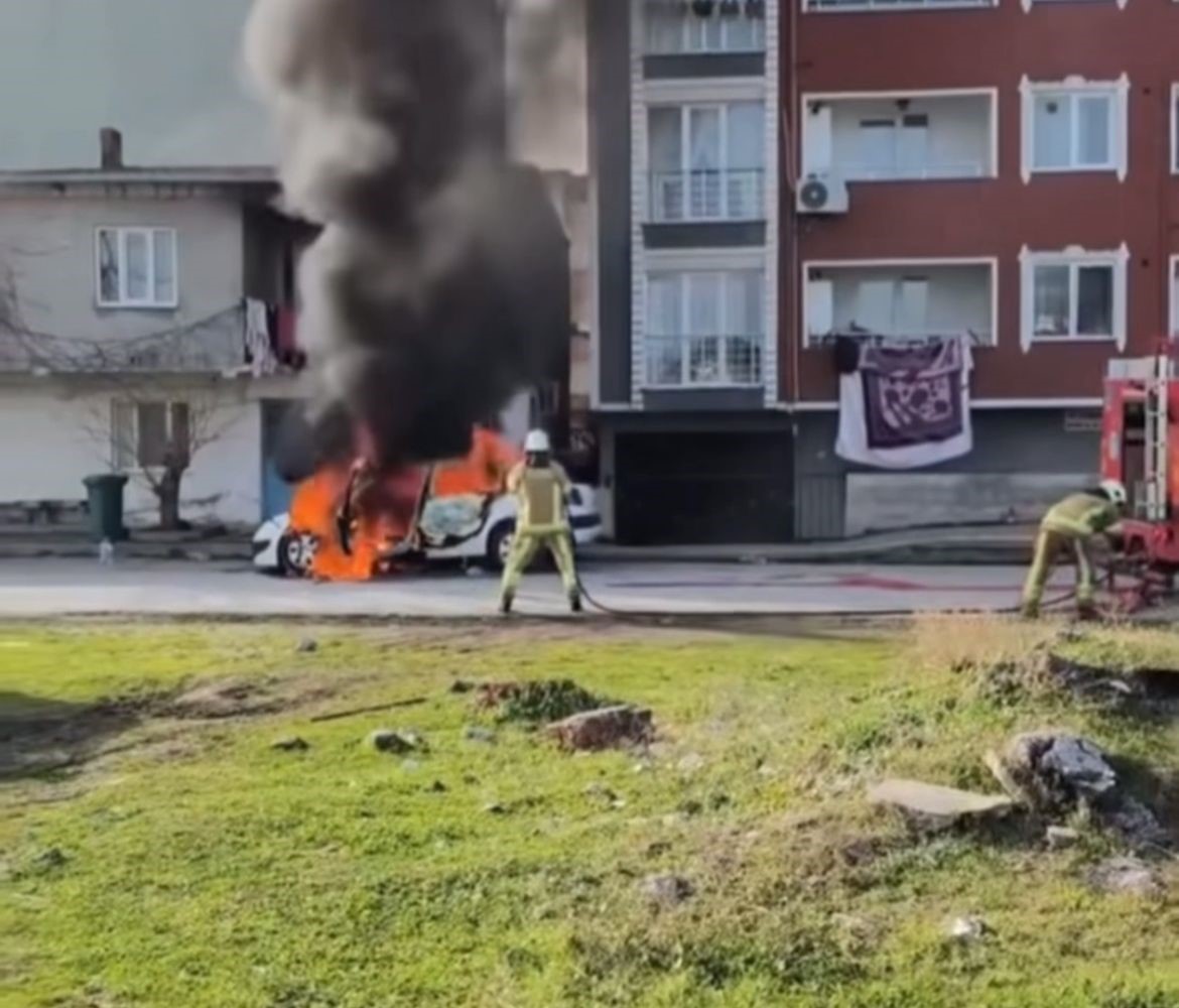 Osmangazi ilçesine bağlı Panayır mahallesinde park halindeki otomobil aniden anda
