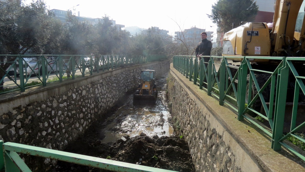 Sel sularının dere yatağından taşması sonucu yaşanan çevre felaketinin bir