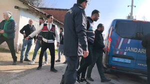 Bursa‘nın İnegöl ilçesinde Jandarma komutanlığı ekiplerine direnen şüphelinin, bir evi