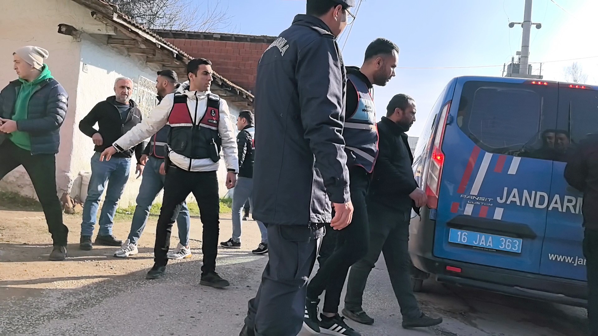 Bursa‘nın İnegöl ilçesinde Jandarma komutanlığı ekiplerine direnen şüphelinin, bir evi